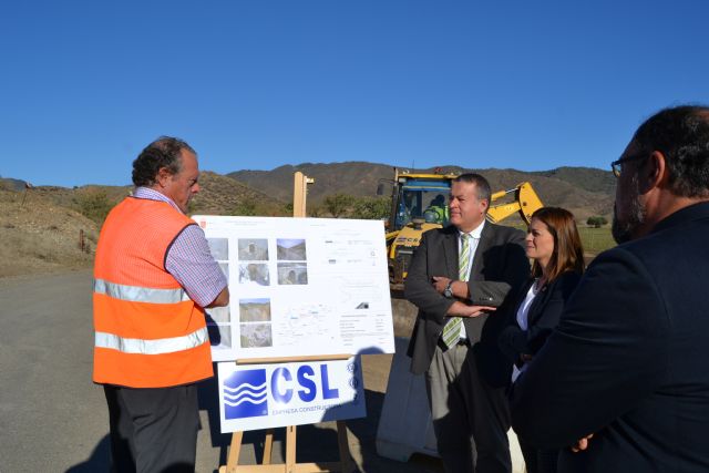 La alcaldesa y el consejero de Fomento visitan las obras de mejora de la carretera RMD-13