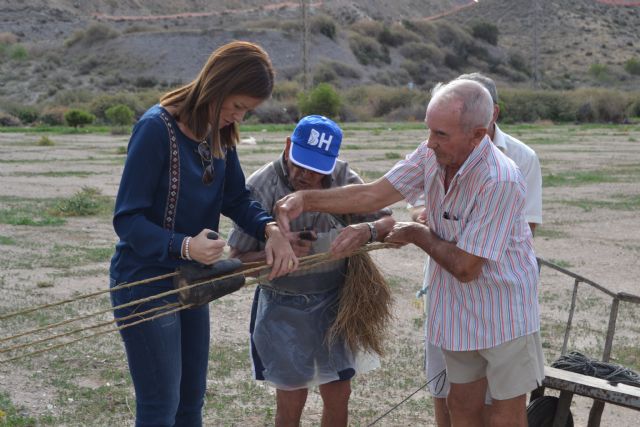 El colectivo Pro-esparto pone en marcha demostraciones de fabricación artesanal de cuerdas