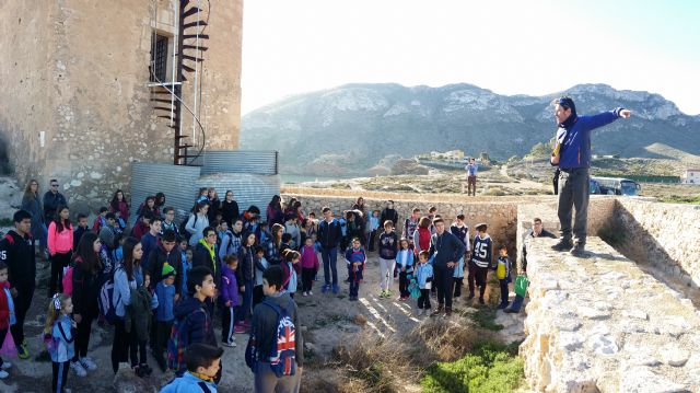 El arqueólogo municipal realiza un recorrido histórico con los escolares aguileños