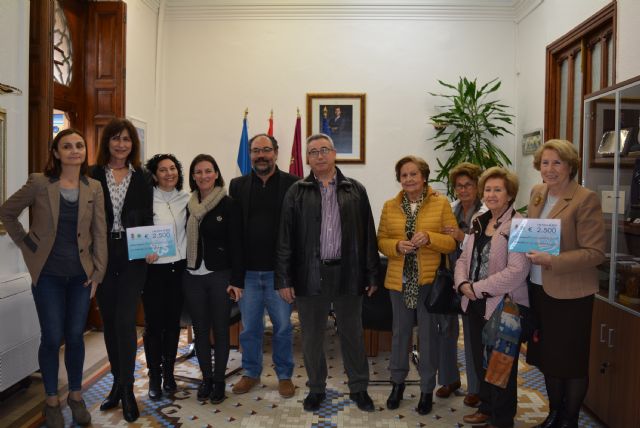 El Ayuntamiento entrega dos cheques de 2.500 euros a Cáritas y Hogar Betania procedentes del convenio con Verde Universal