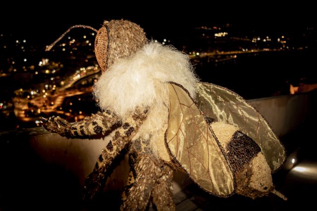 Cristina Moreno da vida a una espectacular abeja convertida en Mussona del Carnaval de Águilas