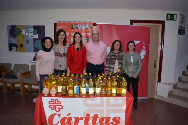 La obra solidaria La Cigarra y la hormiga logra recaudar 700 litros de aceite para Cáritas