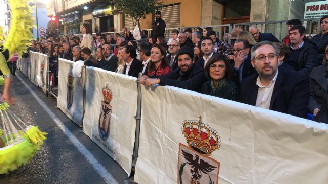 El presidente Fernando López Miras asiste al primer gran desfile de comparsas y carrozas del Carnaval de Águilas