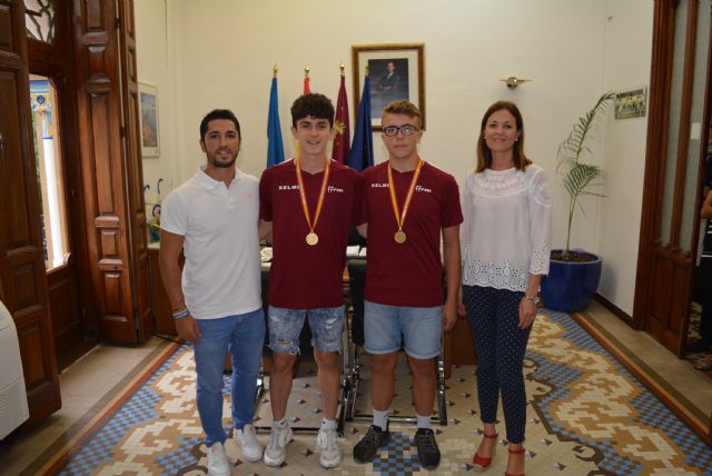 La alcaldesa y el edil de Deportes reciben a dos aguileños campeones de España de fútbol playa