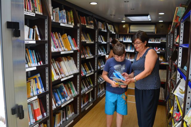 El bibliobús invita a disfrutar 'Un verano de libro'