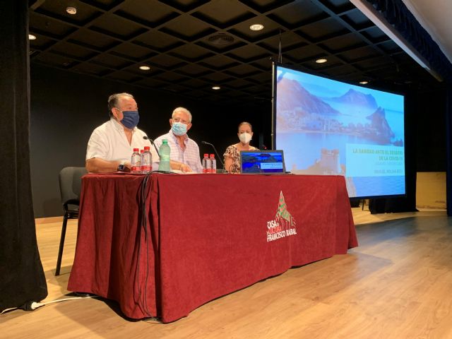 El doctor Manuel Molina Boix inaugura el Ciclo de Conferencias Mirando al Mar con una charla sobre 'La Sanidad ante el desafío del COVID 19'