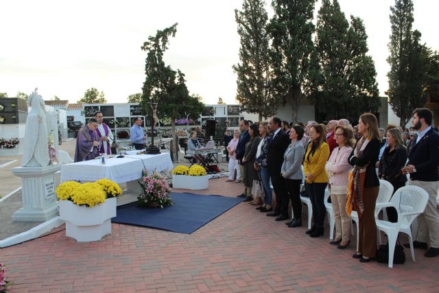 Más de quinientas personas asisten a la misa celebrada en el Cementerio Municipal en memoria de los Fieles Difuntos