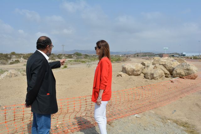 La alcaldesa y el edil de Urbanismo supervisan las obras de adecuación de la margen de la rambla del Cañarete