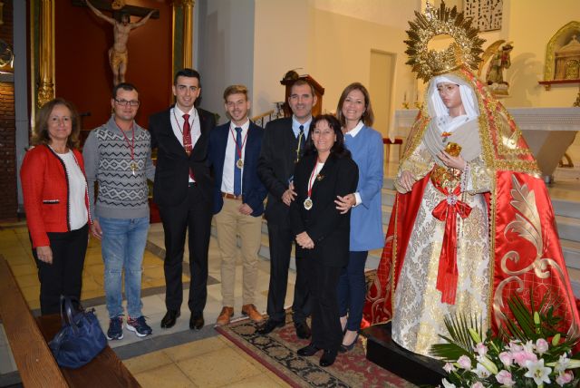 La Cofradía del Apóstol Santiago celebra el tercer besamanos a la Virgen de la Amargura