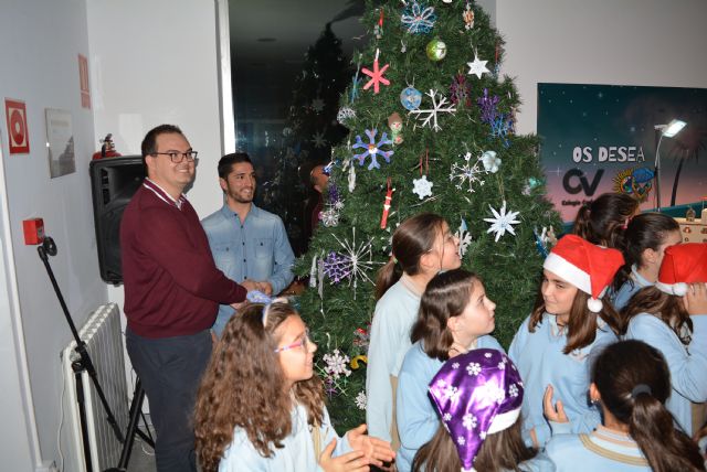El colegio Carlos V da la bienvenida a la Navidad con el tradicional encendido de su árbol