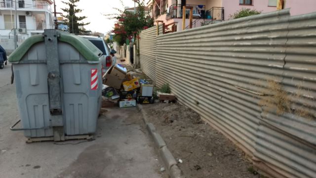 El Partido Comunista denuncia el 'estado lamentable de suciedad' que presentan algunas calles de Calabardina