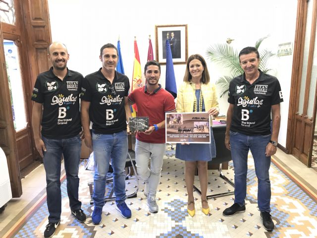 La alcaldesa y el concejal de deportes reciben al equipo Águilas  B the travel Brand tras su hazaña en la Titan Desert 2018