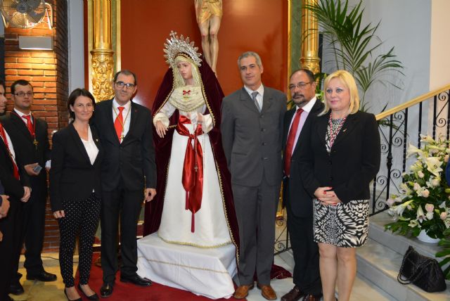 La Cofradía del Apóstol Santiago presentó ayer la nueva imagen de la Virgen de la Amargura