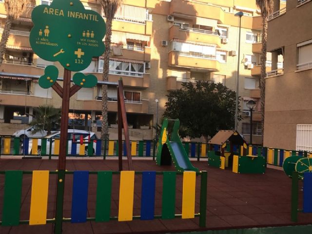 La plaza del Cala Real estrena una zona de ocio infantil