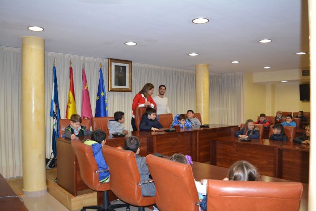 Los alumnos del colegio Mediterráneo visitan el Ayuntamiento de Águilas