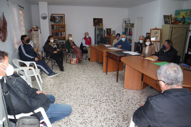 La alcaldesa y el edil de Pedanías se reúnen con la asociación de Vecinos de Calabardina