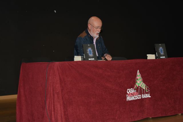 Ángel Alfonso Muñoz presenta en Águilas la novela Desperté