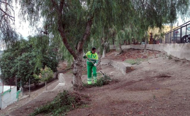 El Ayuntamiento revisa y mejora las zonas verdes del Molino de los Alacranes