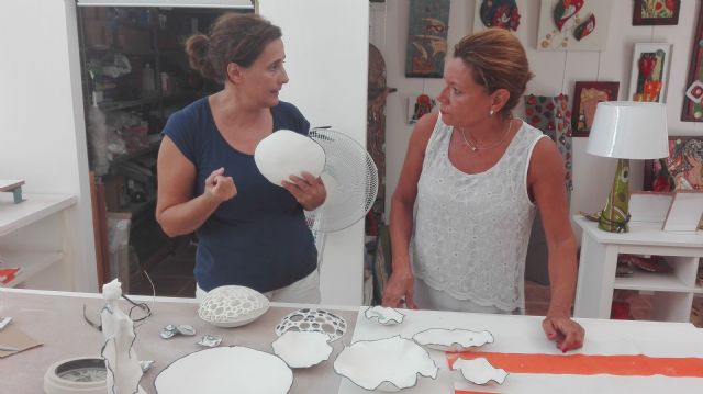 La directora general de Comercio visita en Águilas el taller de la artesana Marisa Peaguda