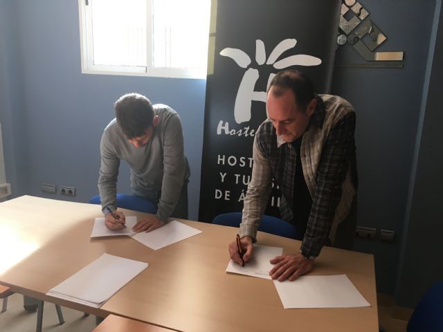 Firma de convenio de colaboración entre Higiene Lasur y Hosteaguilas