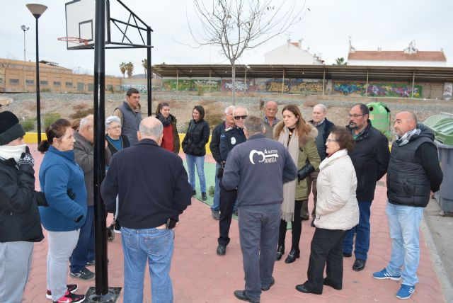 La alcaldesa se reúne con los vecinos de la Huerta de la Roja para concretar las mejoras que se desarrollarán en la zona