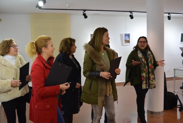La Sala de Exposiciones Manuel Coronado de la Casa de Cultura acogía ayer la inauguración de la exposición de fotografías participantes en el 'Concurso Portada Anuario 2018'