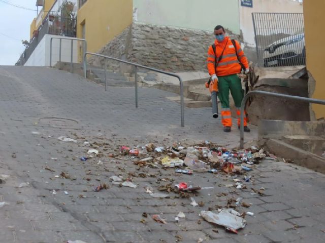 El Ayuntamiento lleva a cabo una actuación de limpieza en profundidad en la zona del 'Monte Calvario'