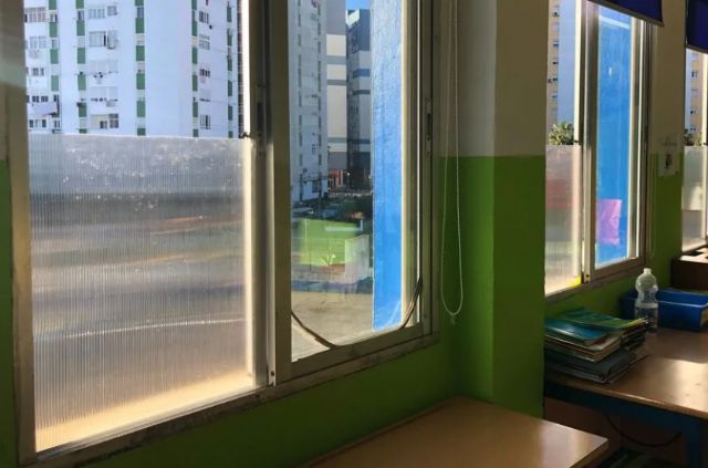 El Ayuntamiento colocará placas de policarbonato en las ventanas de los Centros Educativos