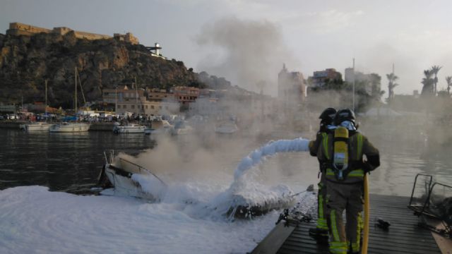 Un incendio ha afectado a 4 embarcaciones en el muelle pesquero de Águilas