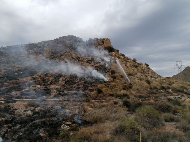 Servicios de emergencias extinguen un incendio de matorral en Ã�guilas
