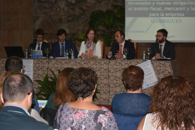 La alcaldesa de Águilas clausura las Jornadas Empresariales sobre reforma fiscal