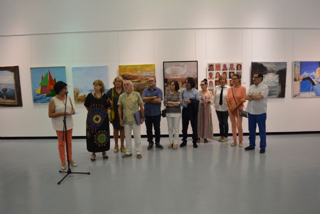 La edil de Cultura inaugura la exposición colectiva A nuestro aire
