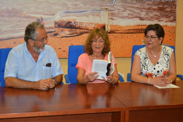 Silvia Cerezales Laforet presenta en Águilas su novela Oreja de lobo
