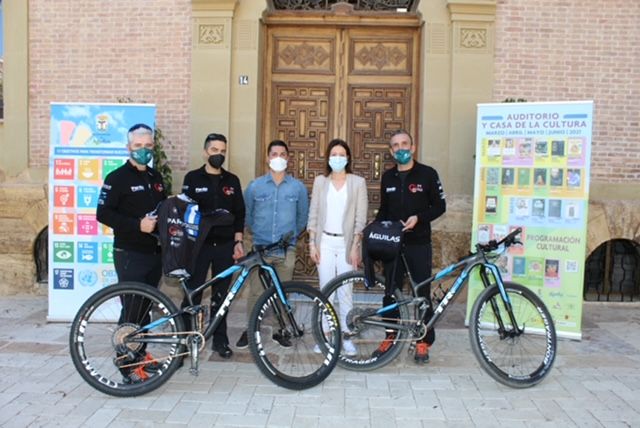 Recepción oficial a la representación de ciclistas aguileños que participarán en el Andalucía Bike Race