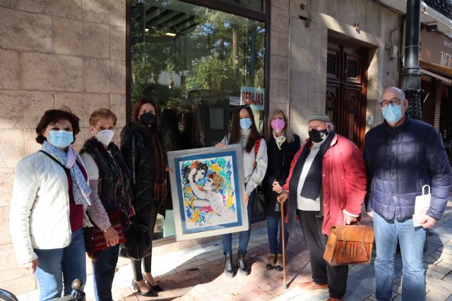 María del Mar Vera recibe la obra de Coronado donada por la Asociación de Amigos de la Cultura