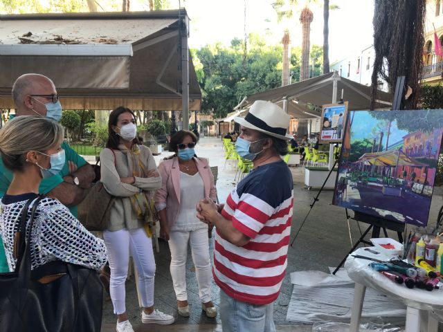 Javier Lorente llena de color la Glorieta con la iniciativa Un pintor en la calle