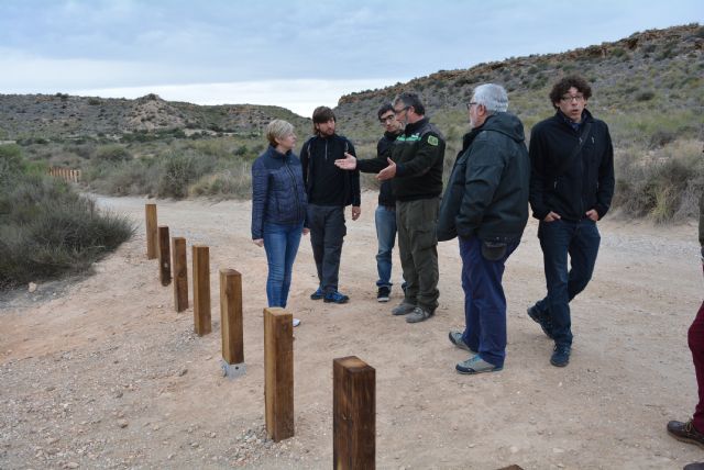 La directora general del Medio Natural y el concejal de Turismo visitan las actuaciones realizadas en el paraje protegido Cuatro Calas