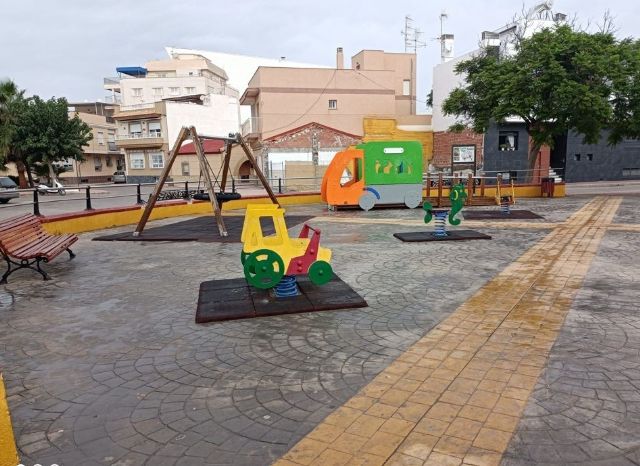 La Concejalía refuerza la limpieza y desinfección de los parques infantiles de la localidad