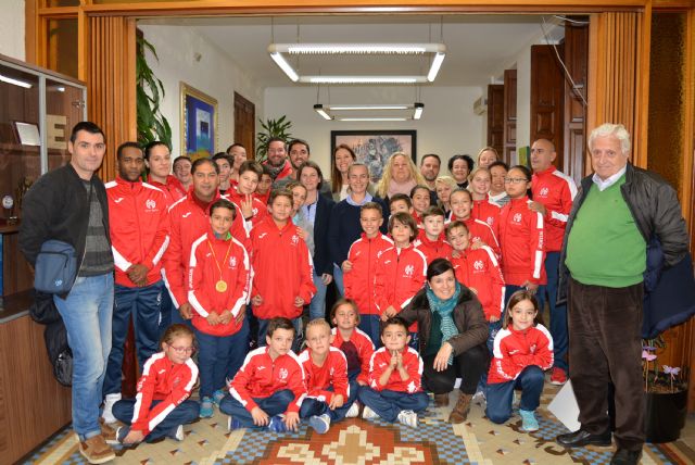 La alcaldesa y el edil de Deportes reciben al Club Kárate Águilas tras su exitoso paso por la Liga Nacional de Kárate