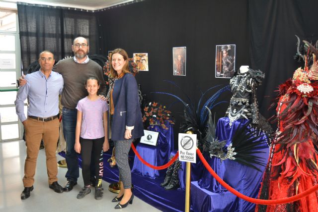 La alcaldesa visita, en el colegio Ciudad del Mar, la exposición de los trajes de Doña Cuaresma Infantil 2018