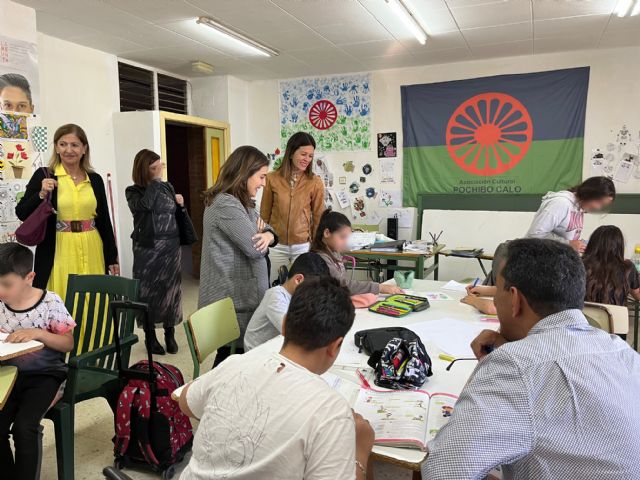 La alcaldesa visita a los participantes en la ludoteca del Programa de Proyectos de AtenciÃ³n Social al Pueblo Gitano