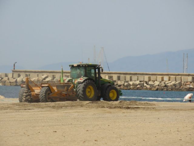 El edil de Playas pide que se respeten las zonas acotadas por obras en las playas de Poniente, La Cola y Casica Verde