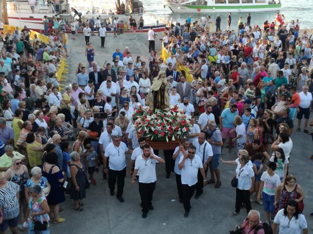 La flota pesquera de la localidad acompaña a la Virgen del Carmen en la tradicional procesión marítima