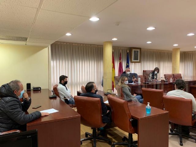 La alcaldesa y el concejal de Comercio se reúnen con la directiva de Hosteáguilas