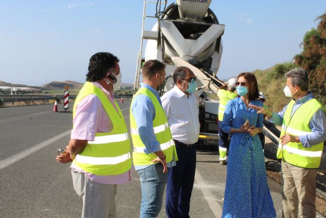 La alcaldesa visita, junto al director general de Carreteras, las obras de mejoras de los puntos de la autovía afectados por la Dana