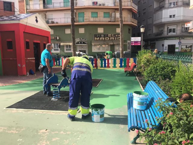 Hernández supervisa los trabajos finales de puesta a punto de los parques infantiles ante su inminente apertura