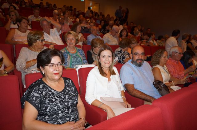La Asociación Española Contra el Cáncer de Águilas recibe la taquilla, de 2.700 euros, del concierto de piano solidario de la joven Olga Albasini
