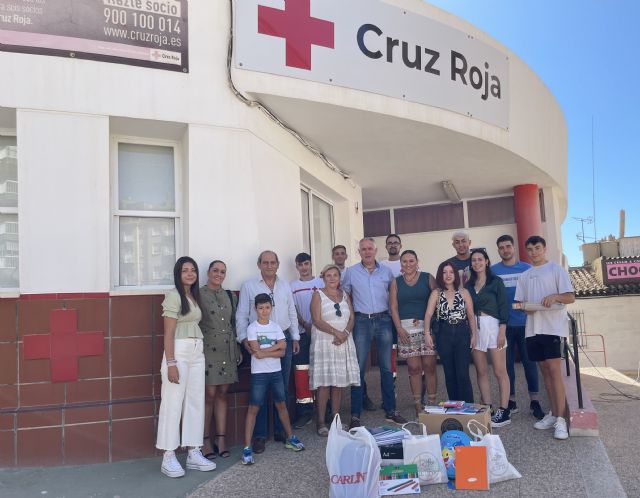 NNGG Águilas entrega a Cruz Roja todo el material escolar recogido en su campaña