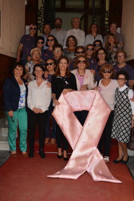 El Ayuntamiento de Águilas se suma al rosa en la lucha contra el cáncer de mama 2016