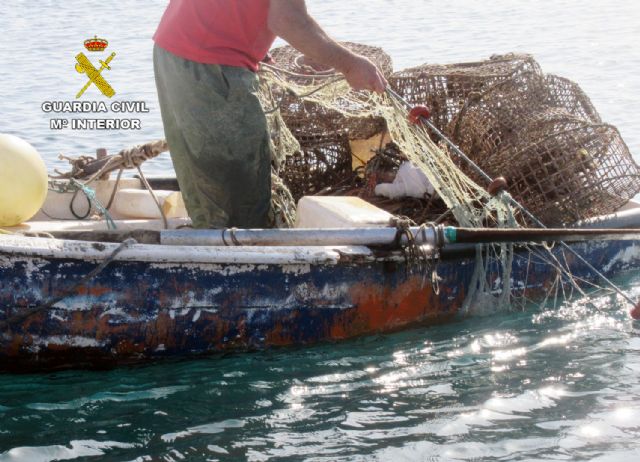 La Guardia Civil sorprende a un pescador furtivo en la bahía de Águilas